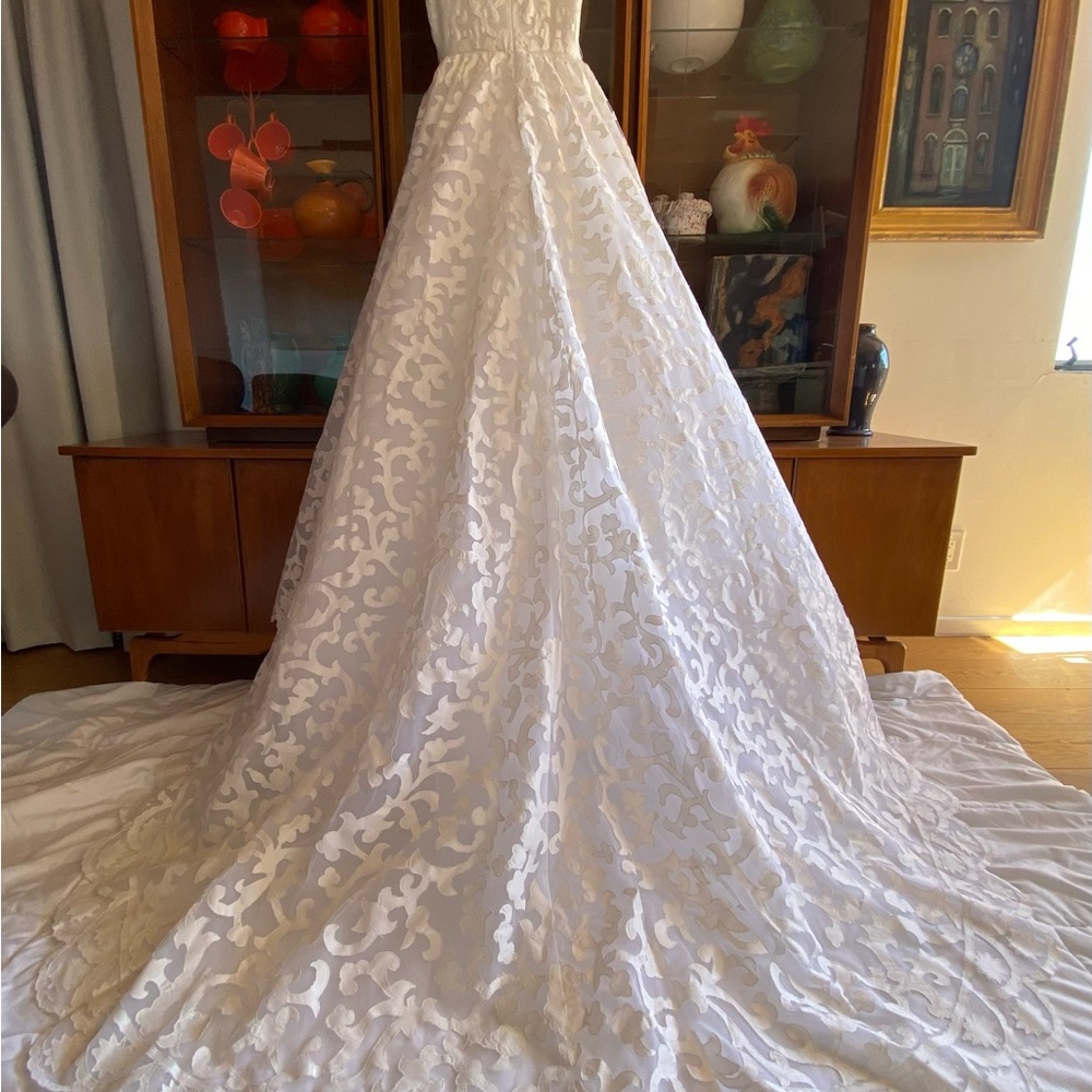 Oscar de la Renta Bridal Gown - Picture 5 of 15